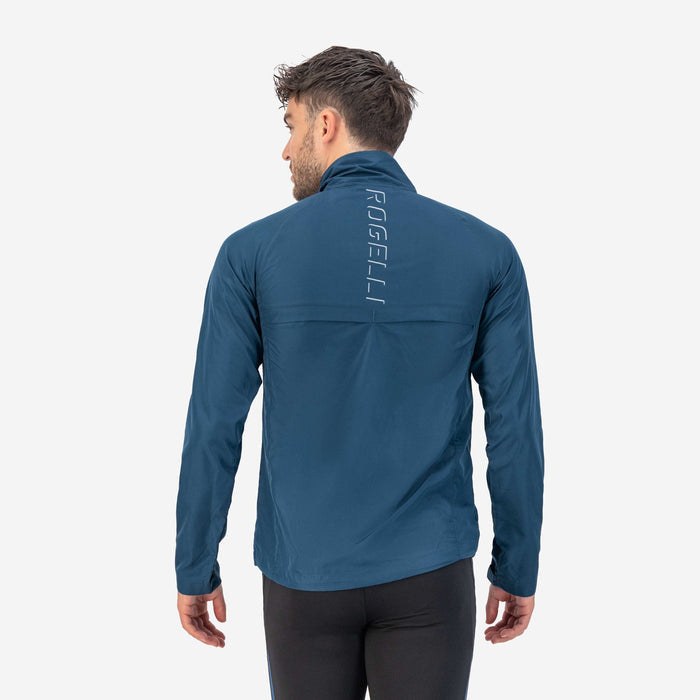 Rogelli Core hardloopjack heren blauw gedragen achterkant.