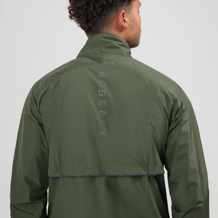 Detail van Rogelli Essential hardloopjack heren groen achterkant.
