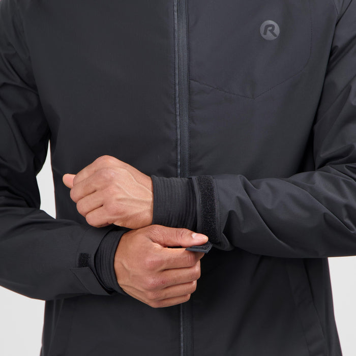 Detail mouw van Rogelli Essential hardloopjack heren zwart voorkant.