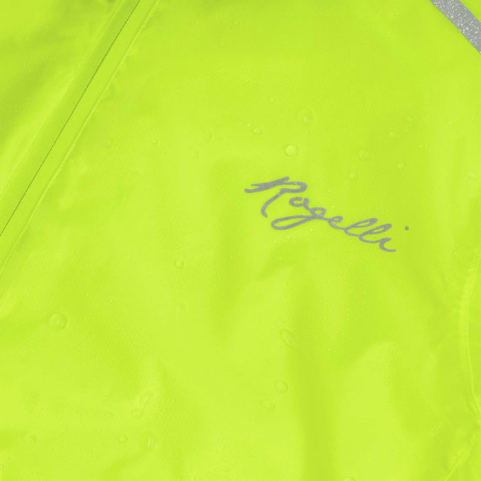 Detail van Rogelli Essential regenjack dames fluor waterdicht voorkant.