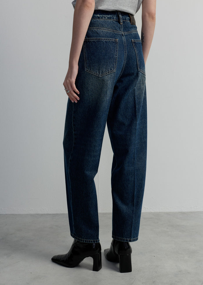 HIGH-RISE TAPERED FIT JEANS