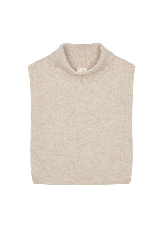 Strikket halsedisse i lyse beige med høj rullekrave og åben top.