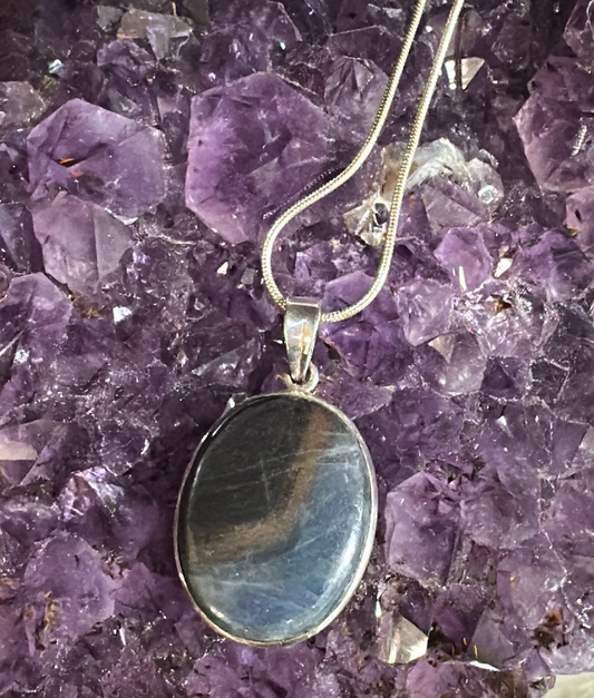 Earthstore® Blue Tigers Eye necklace (Solid Silver setting and 925 silver)