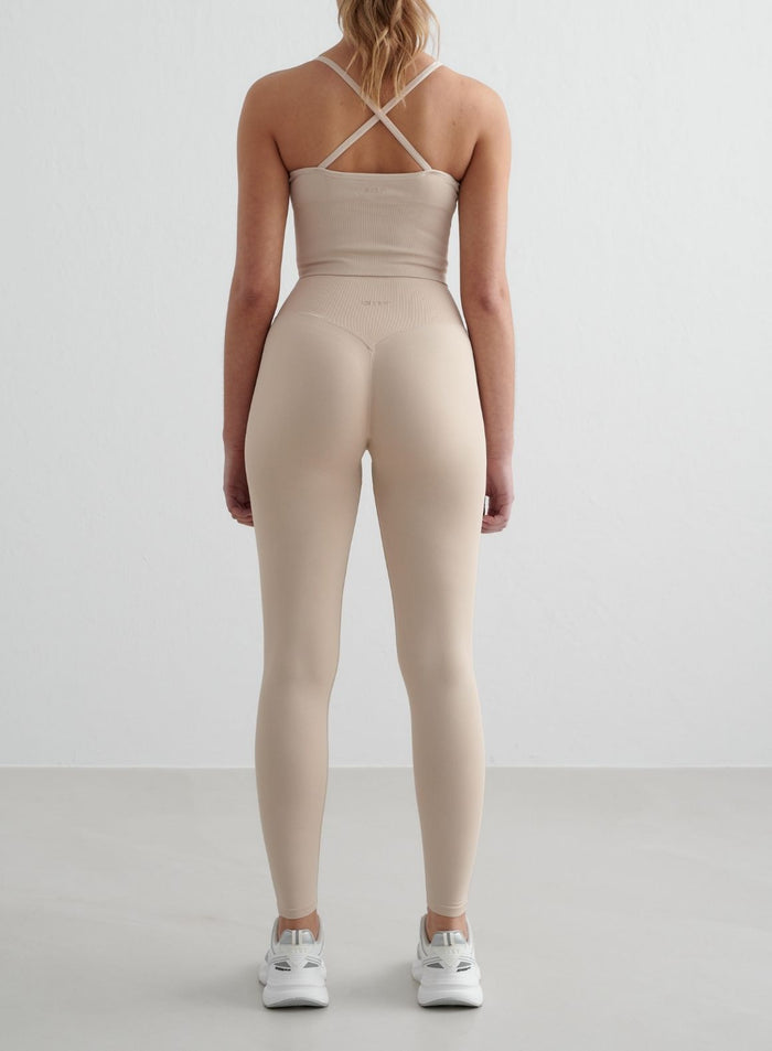 Clay aim'n bralette with cross-back straps and ribbed details, styled with matching seamless leggings.