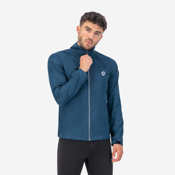 Rogelli Core hardloopjack heren blauw gedragen voorkant.