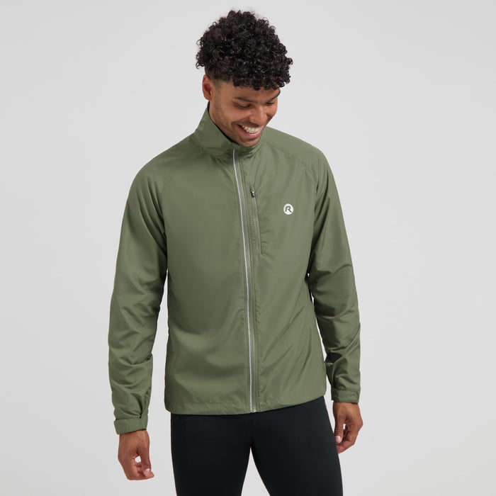 Rogelli Core hardloopjack heren groen gedragen voorkant.