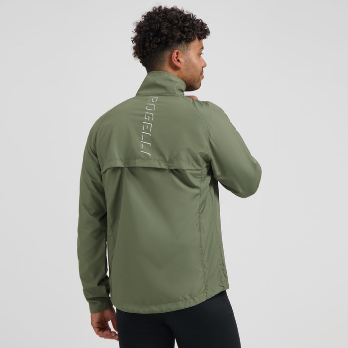 Rogelli Core hardloopjack heren groen gedragen achterkant.