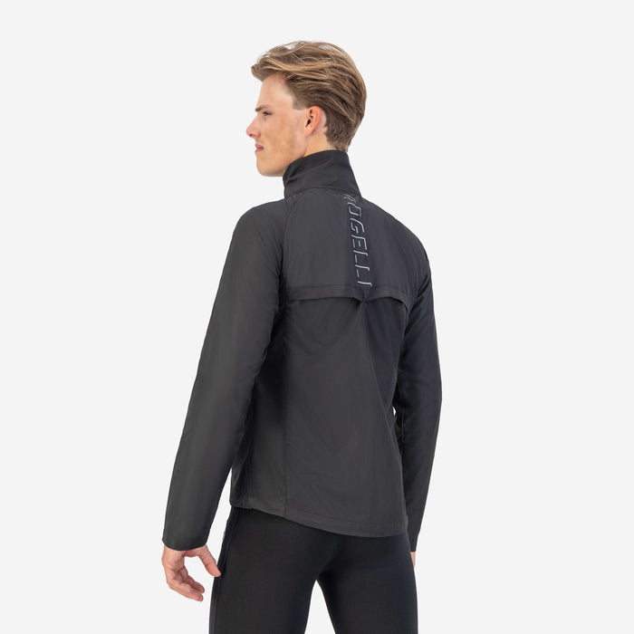Rogelli Core hardloopjack heren zwart gedragen achterkant.