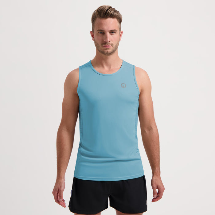 Rogelli Core mouwloos hardloopshirt heren lichtblauw gedragen voorkant.