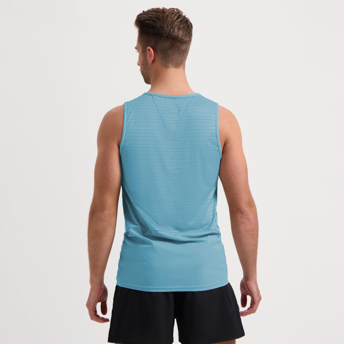 Rogelli Core mouwloos hardloopshirt heren lichtblauw gedragen achterkant.