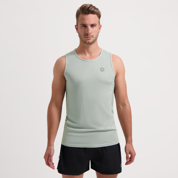 Rogelli Core mouwloos hardloopshirt heren lichtgrijs gedragen voorkant.