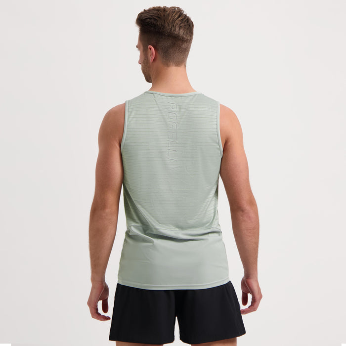 Rogelli Core mouwloos hardloopshirt heren lichtgrijs gedragen achterkant.