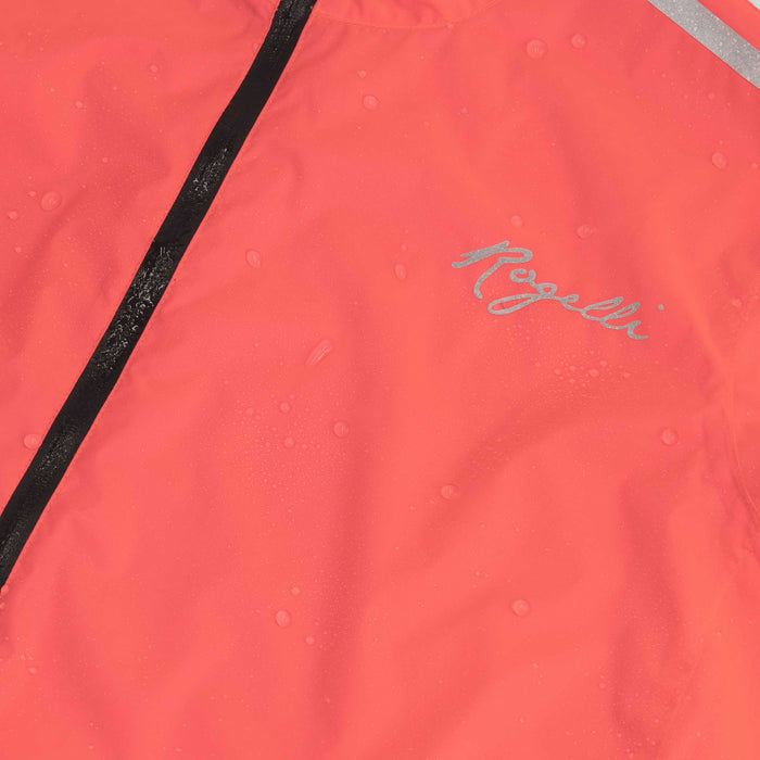 Detail van Rogelli Core regenjack dames koraal waterdicht voorkant.