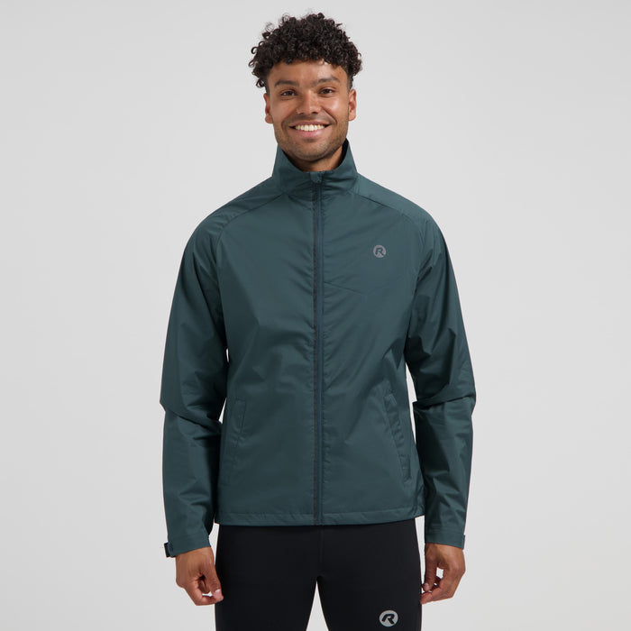 Rogelli Essential hardloopjack heren blauw gedragen voorkant.