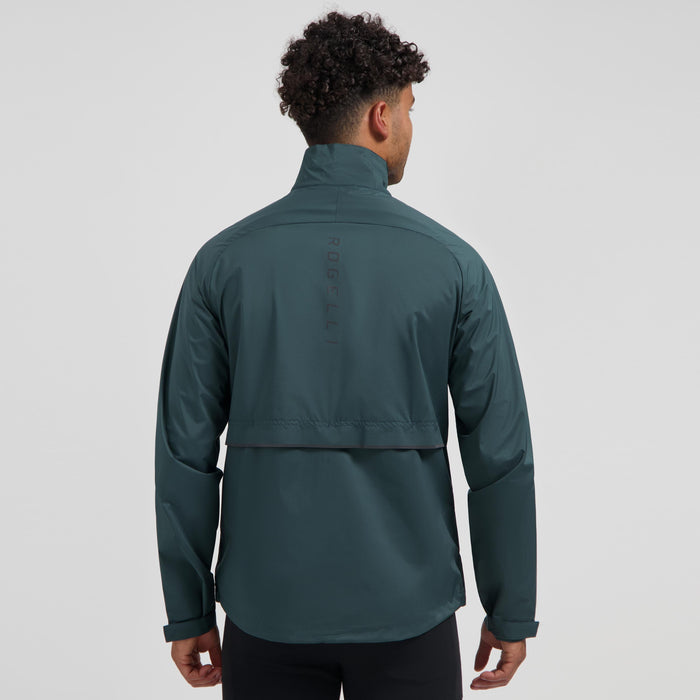 Rogelli Essential hardloopjack heren blauw gedragen achterkant.