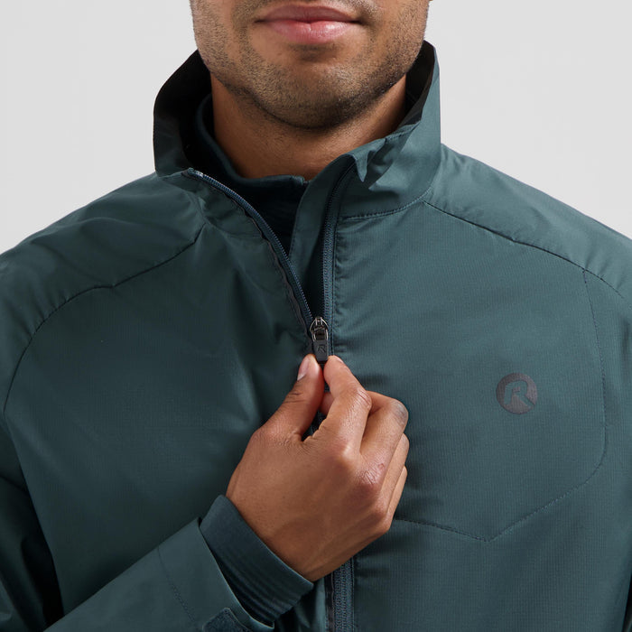 Detail van Rogelli Essential hardloopjack heren blauw voorkant.