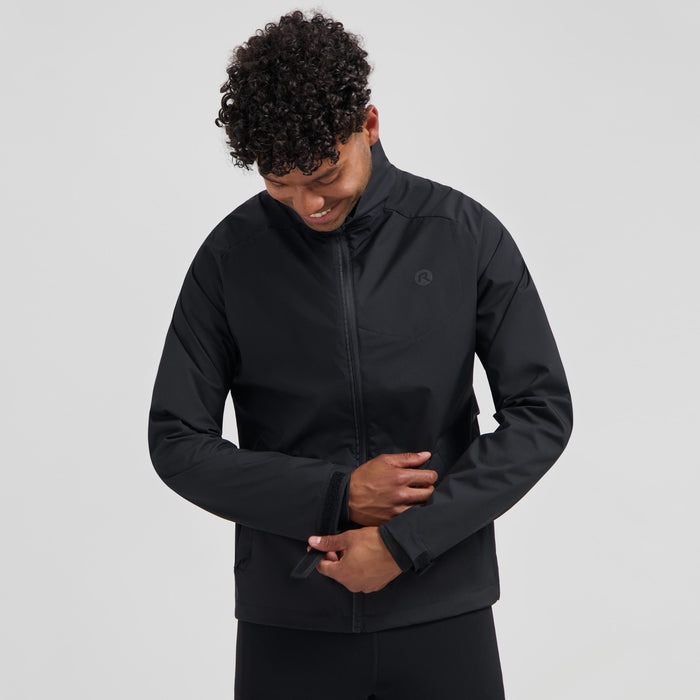 Rogelli Essential hardloopjack heren zwart gedragen voorkant.