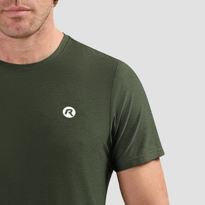 Detail van Rogelli Essential hardloopshirt korte mouw heren legergroen voorkant.
