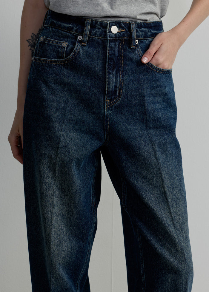 HIGH-RISE TAPERED FIT JEANS