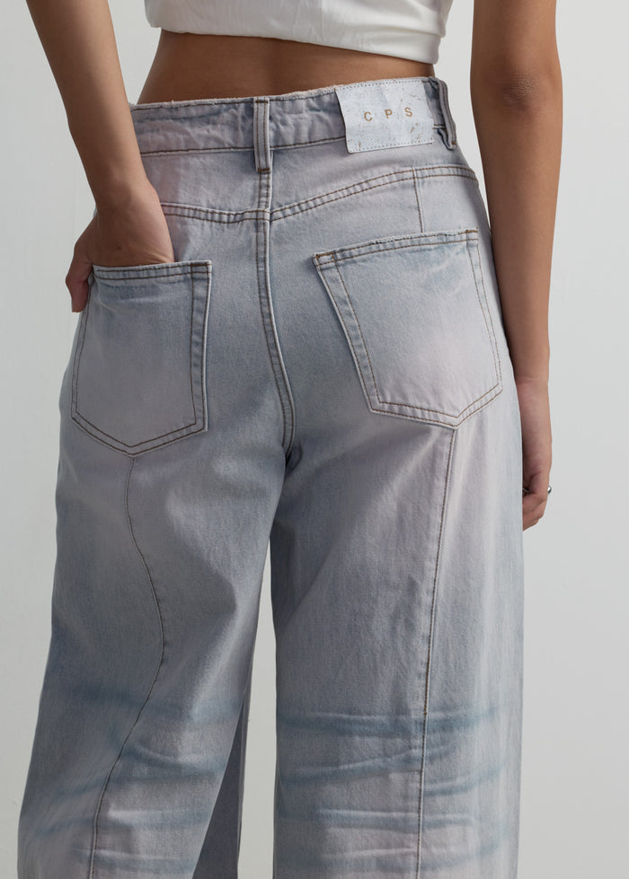 LOW-WAIST SUPER WIDE LEG JEANS