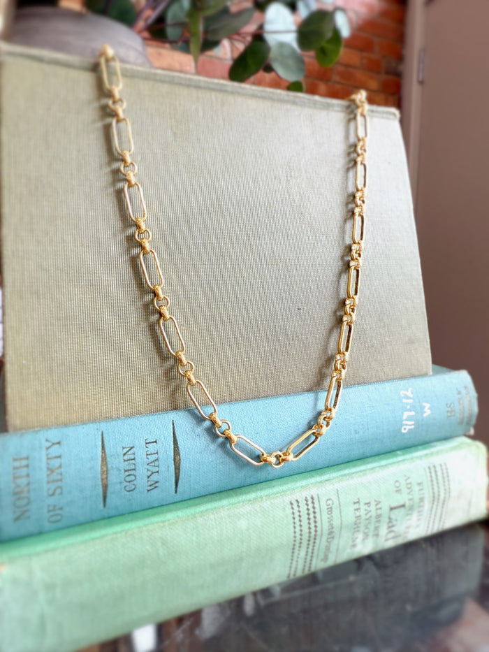 Queen Chain Necklace - Hen and Bear