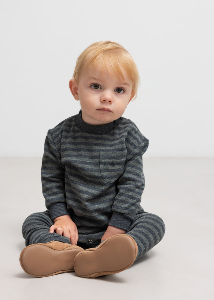 Heldragt til baby i mørke striber med lange ærmer, rund hals og knaplukning.